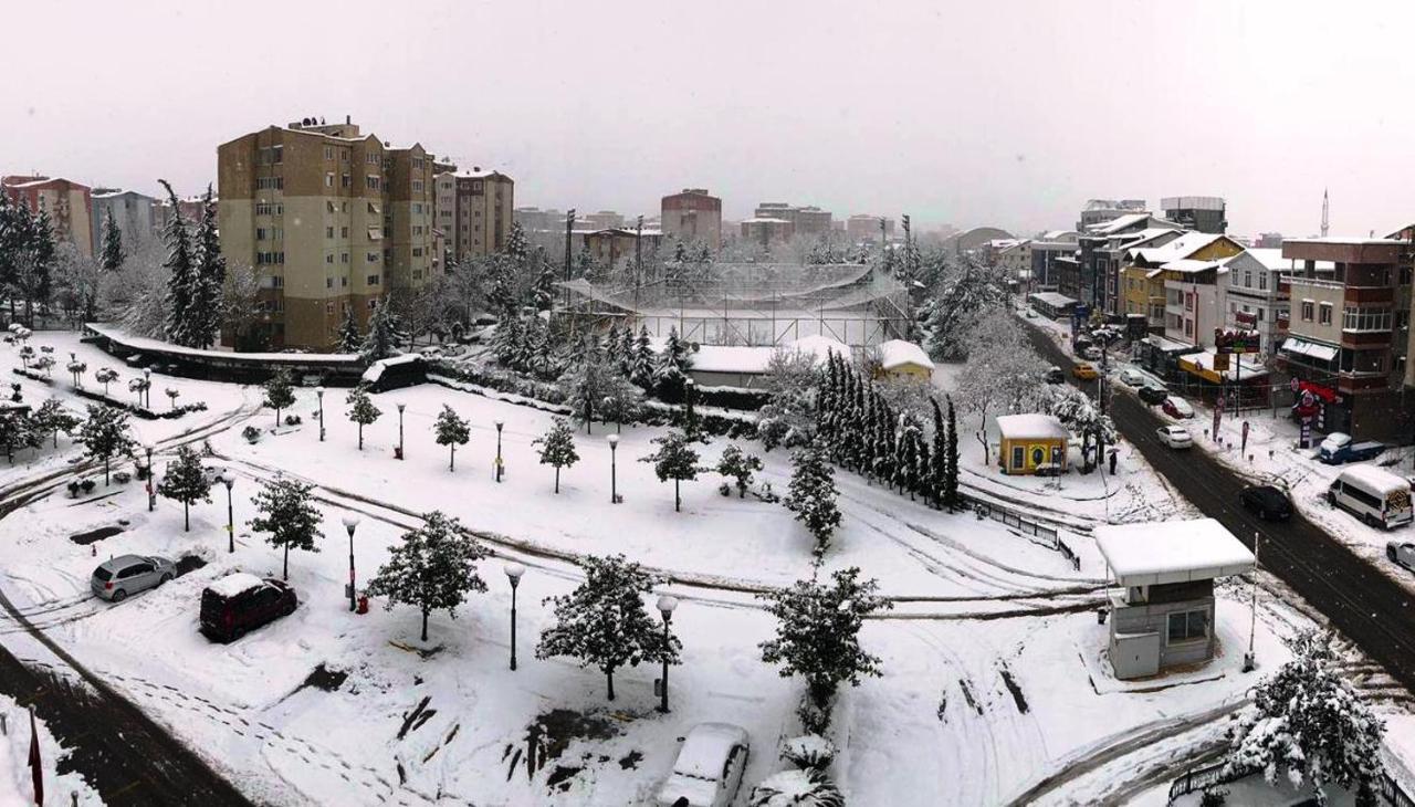 라마다 플라자 바이 윈덤 이즈미트 호텔 코자엘리 외부 사진 View of the town in winter