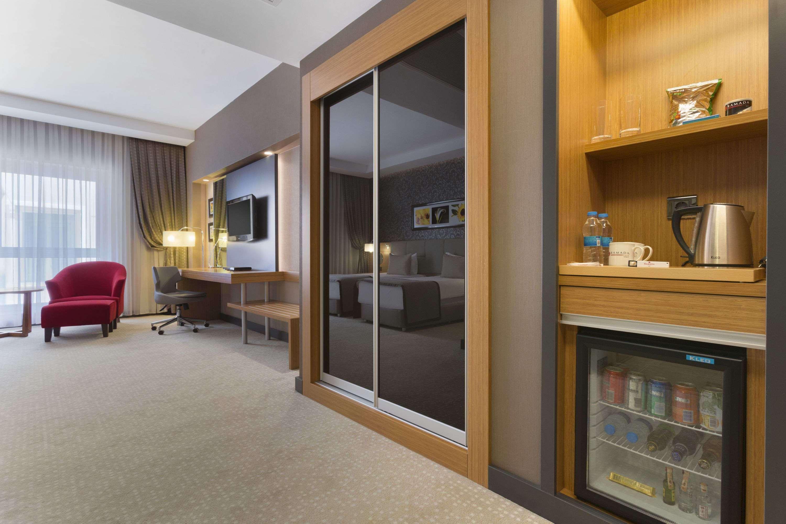라마다 플라자 바이 윈덤 이즈미트 호텔 코자엘리 외부 사진 A room at the hotel