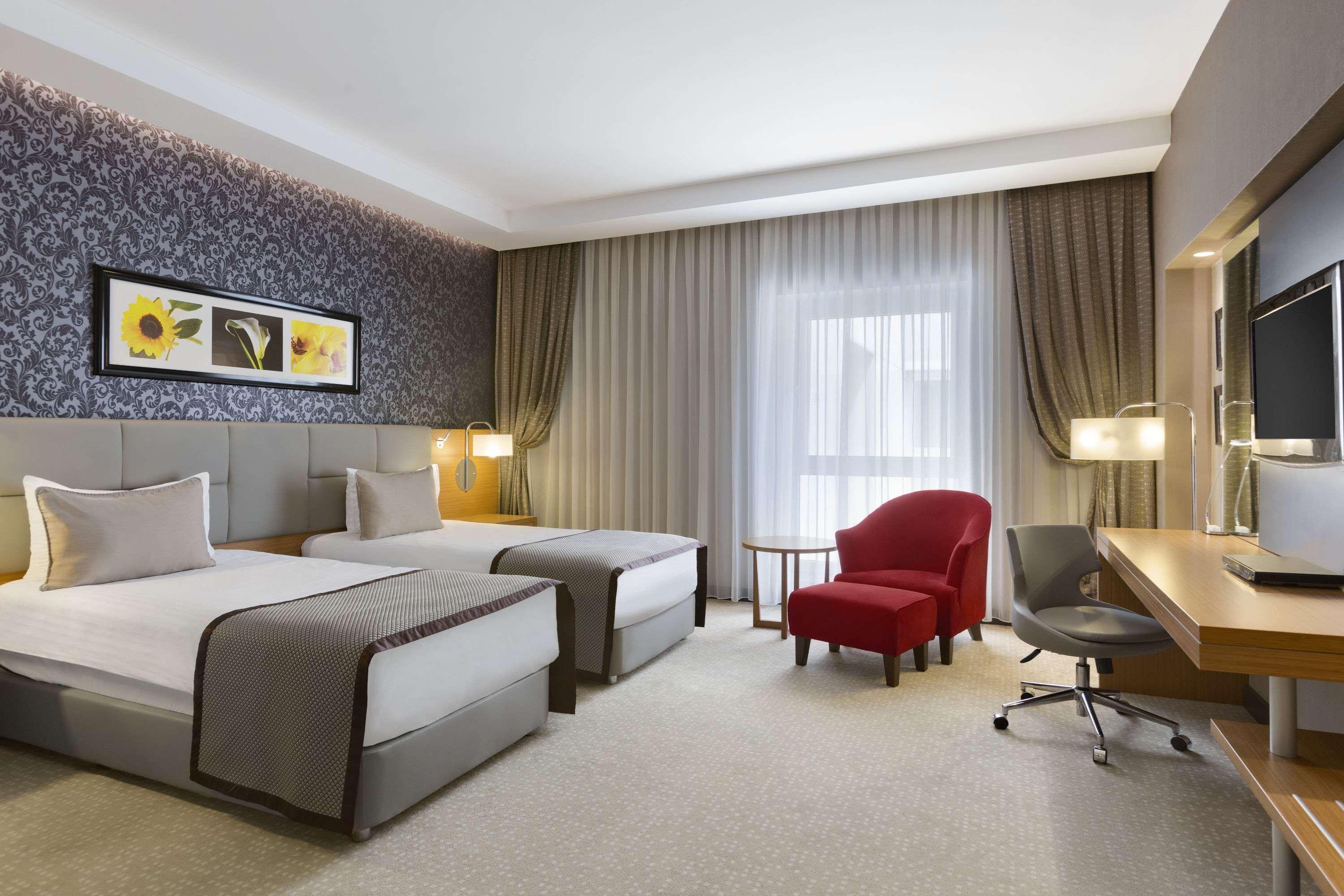 라마다 플라자 바이 윈덤 이즈미트 호텔 코자엘리 외부 사진 A room at the hotel