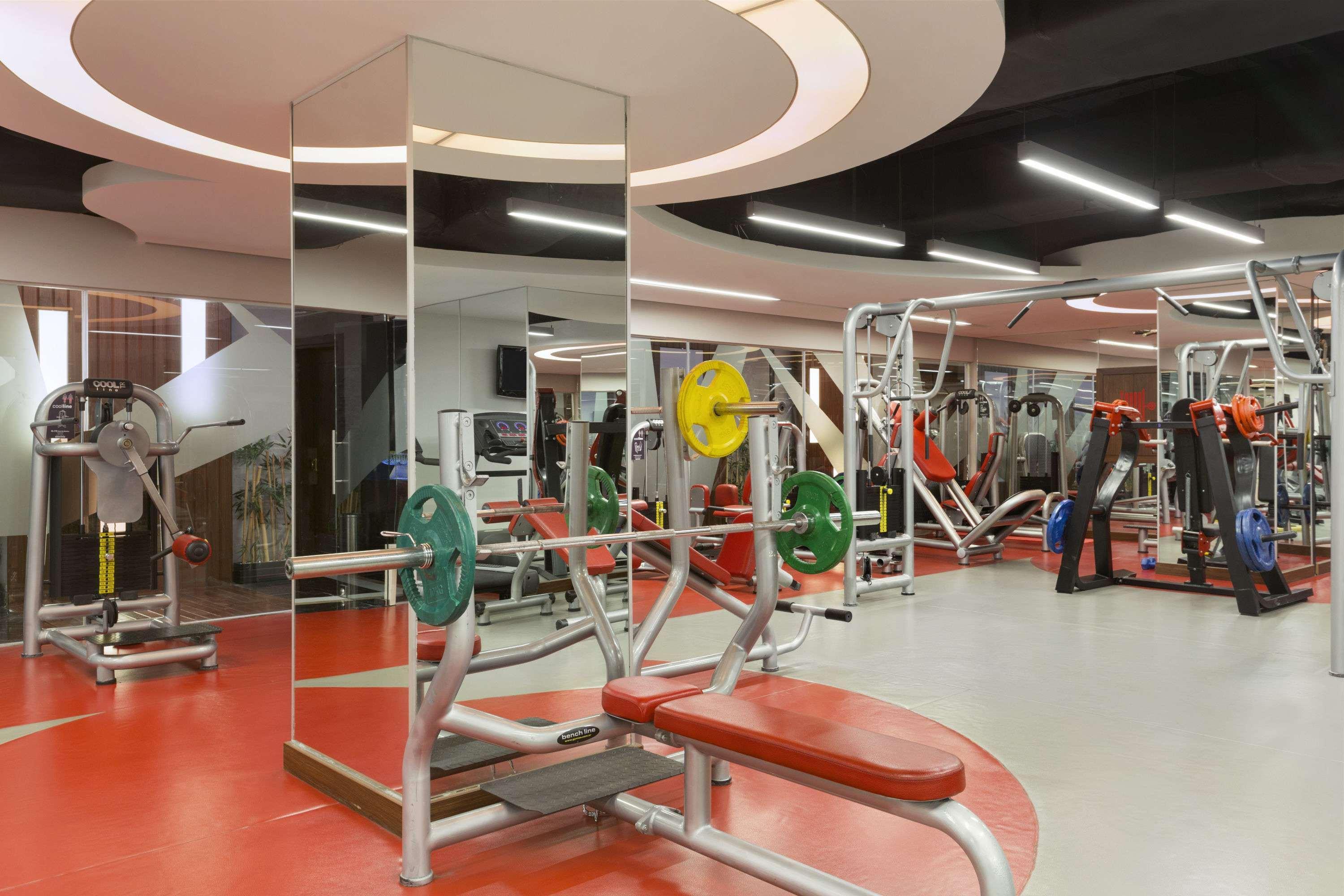 라마다 플라자 바이 윈덤 이즈미트 호텔 코자엘리 외부 사진 The gym at the University of Roehampton