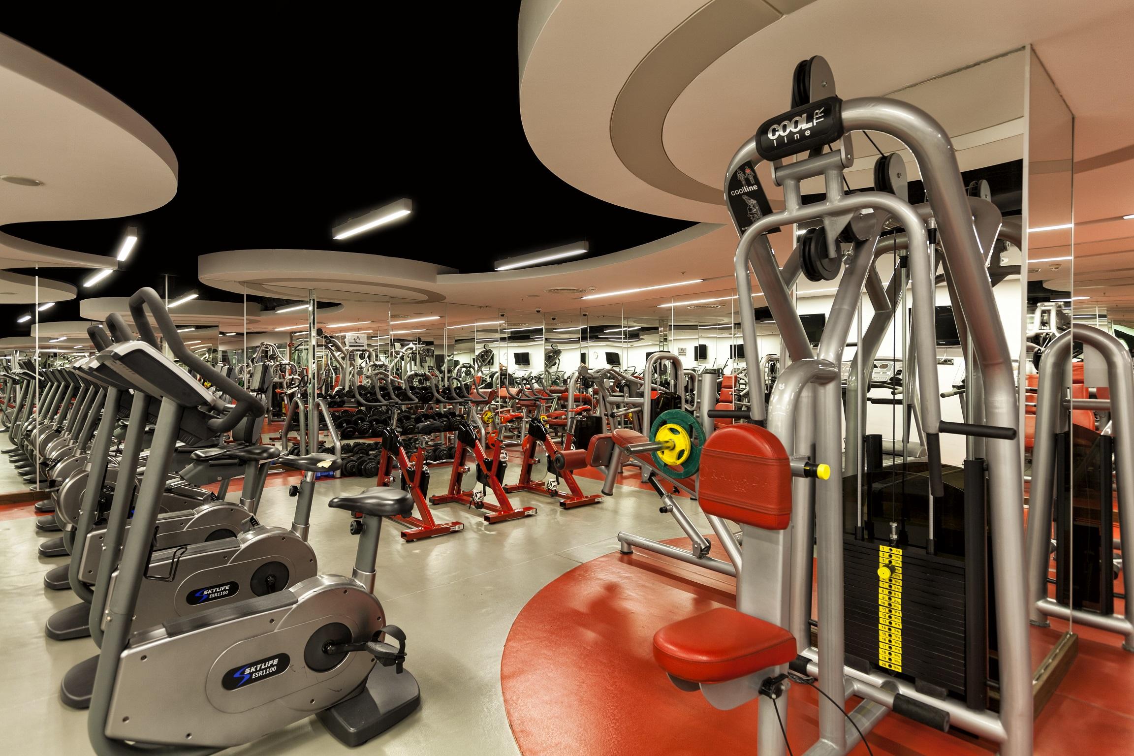 라마다 플라자 바이 윈덤 이즈미트 호텔 코자엘리 외부 사진 A Virgin Active gym in London