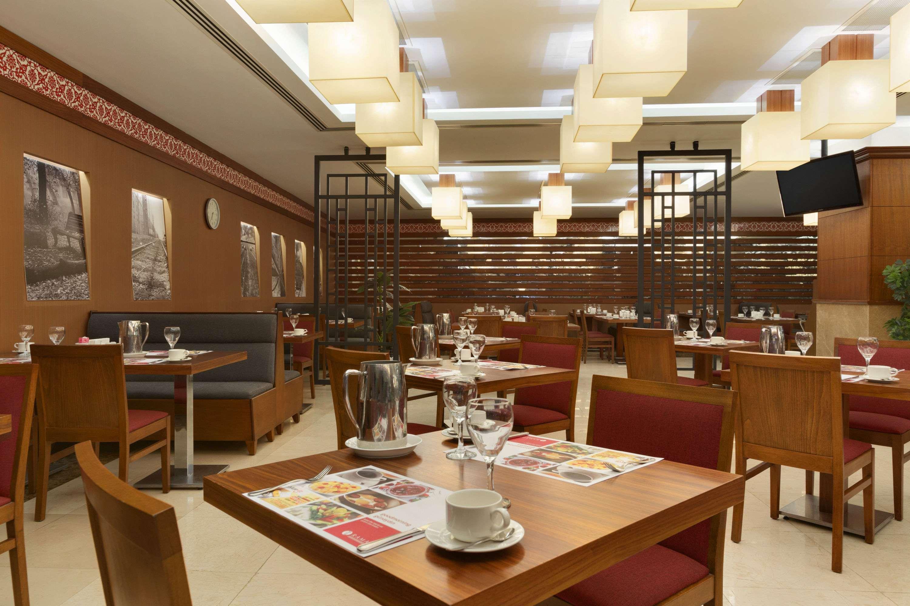 라마다 플라자 바이 윈덤 이즈미트 호텔 코자엘리 외부 사진 Interior of a typical restaurant