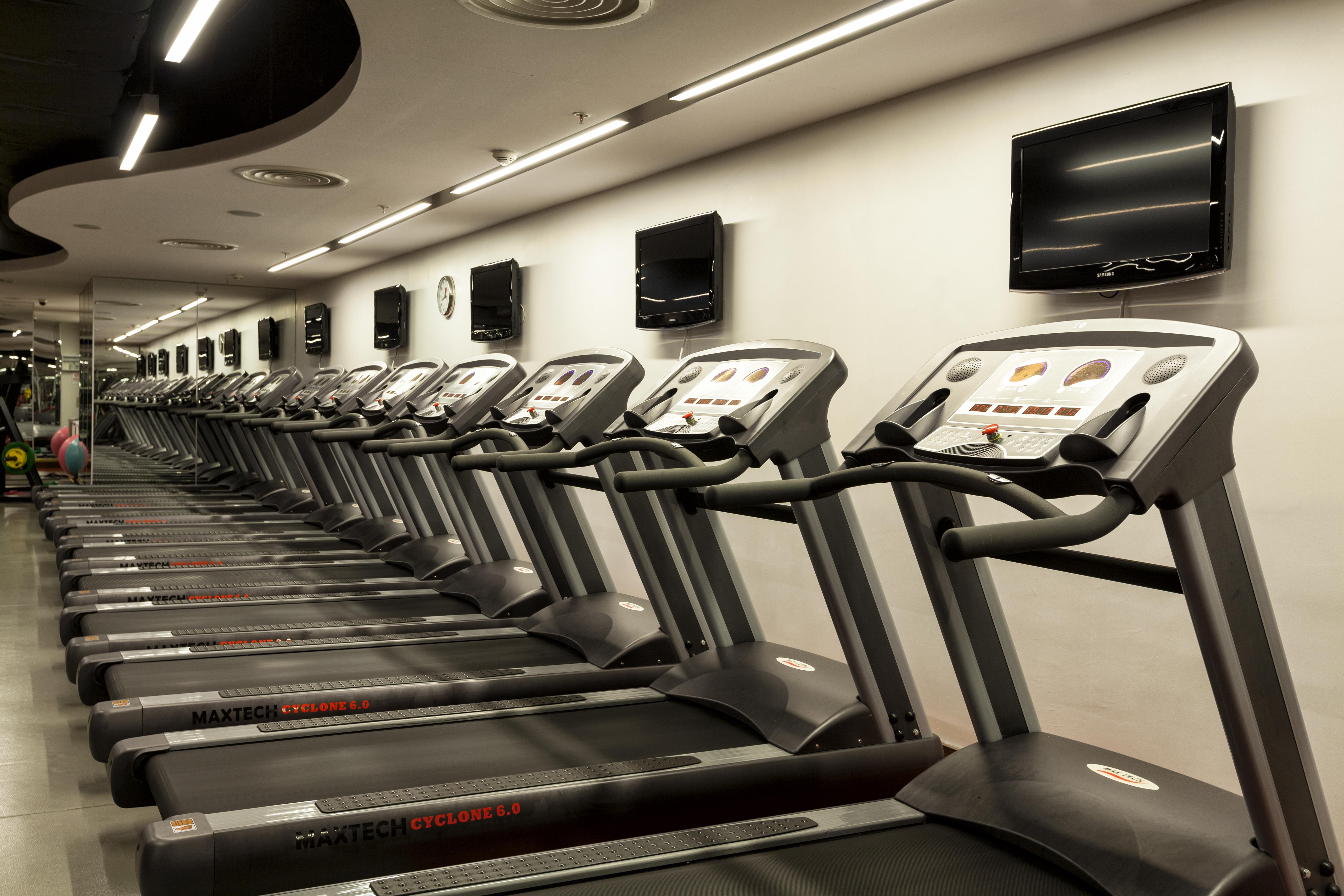 라마다 플라자 바이 윈덤 이즈미트 호텔 코자엘리 외부 사진 A row of treadmills