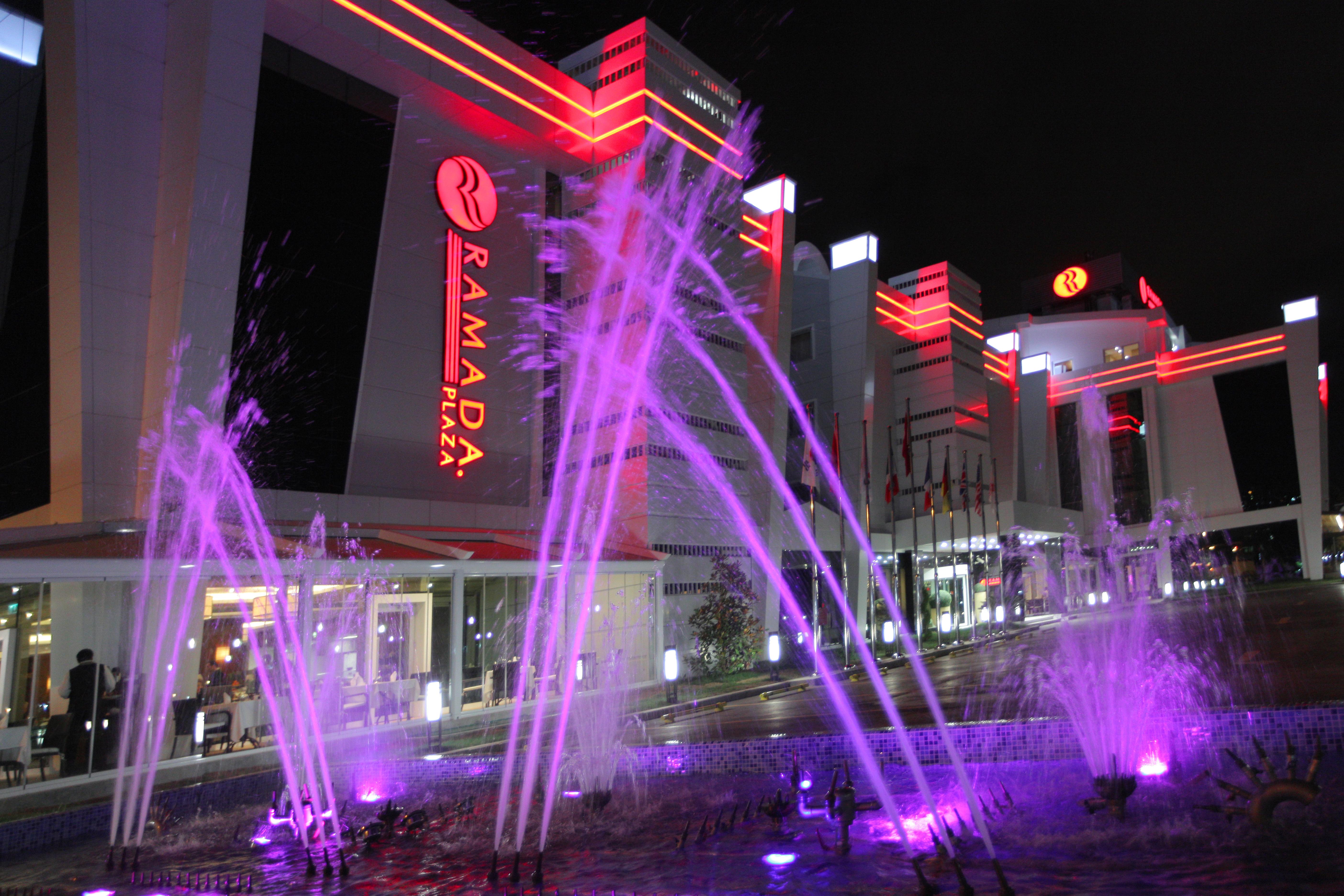 라마다 플라자 바이 윈덤 이즈미트 호텔 코자엘리 외부 사진 Fountains at the hotel