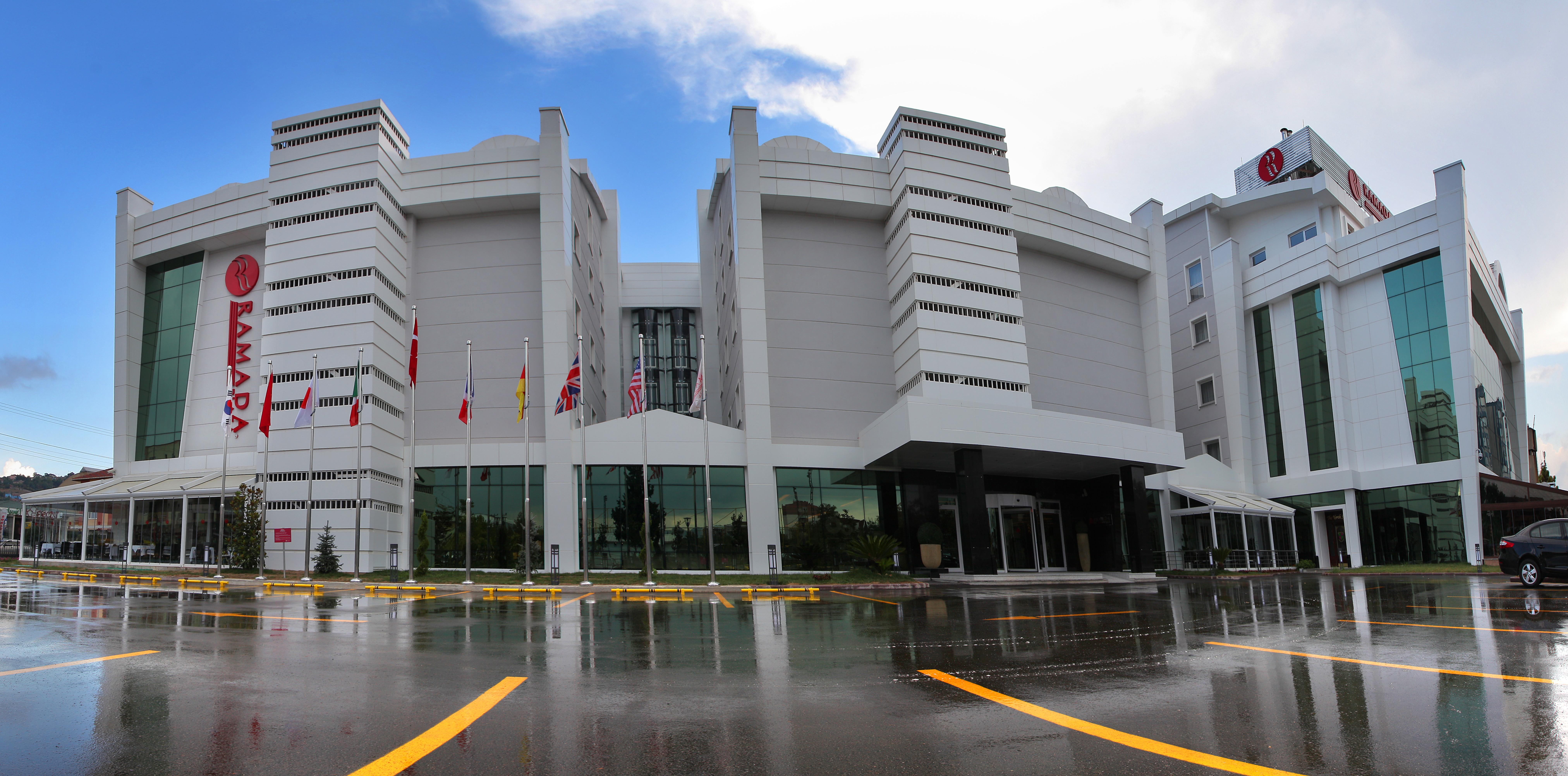 라마다 플라자 바이 윈덤 이즈미트 호텔 코자엘리 외부 사진 The hotel's main entrance
