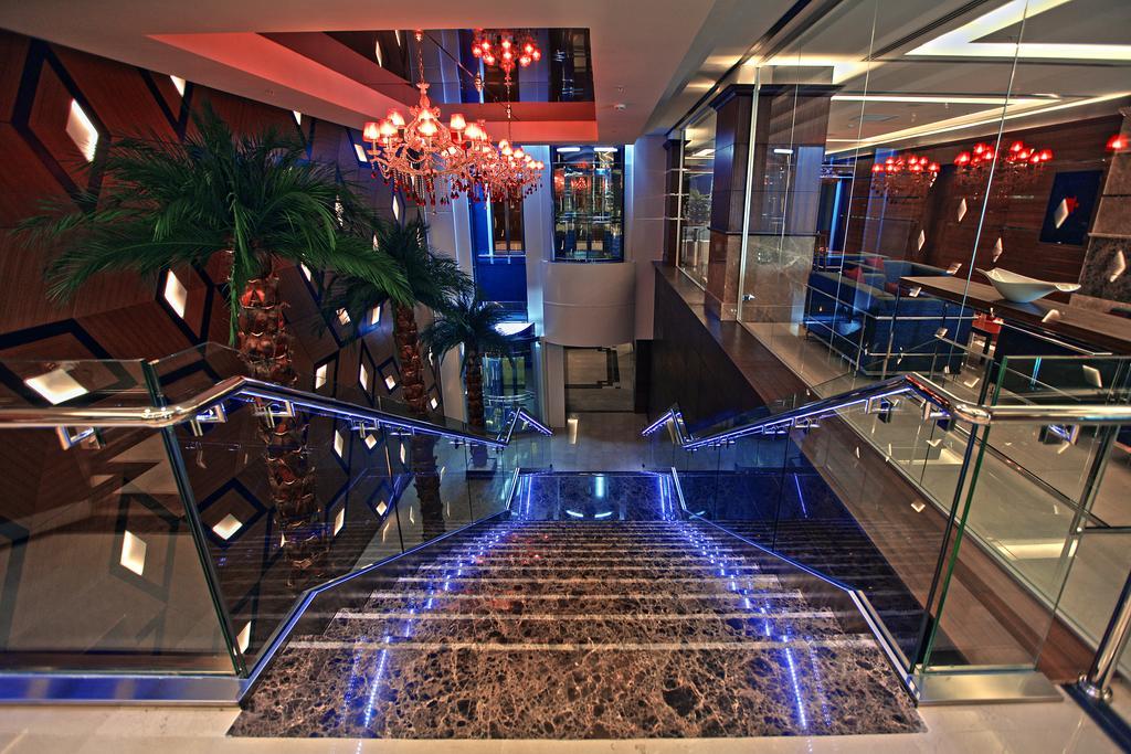 라마다 플라자 바이 윈덤 이즈미트 호텔 코자엘리 내부 사진 The lobby of the hotel