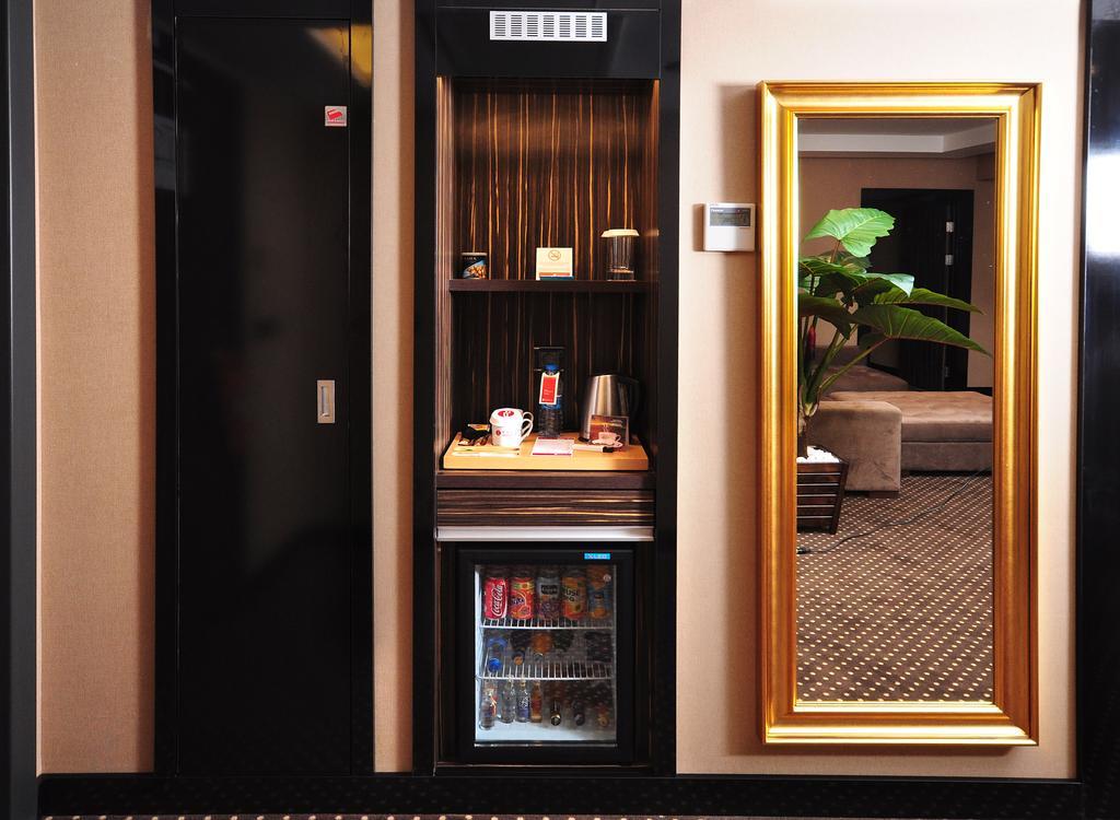 라마다 플라자 바이 윈덤 이즈미트 호텔 코자엘리 외부 사진 A wet bar in a hotel room