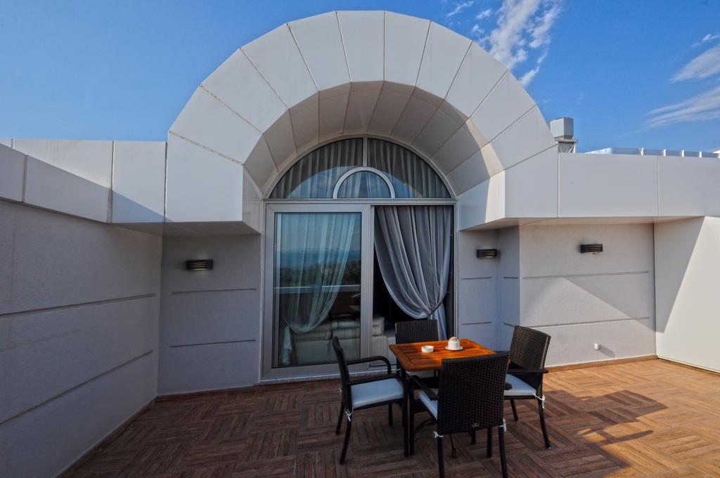라마다 플라자 바이 윈덤 이즈미트 호텔 코자엘리 객실 사진 A terrace in a hotel