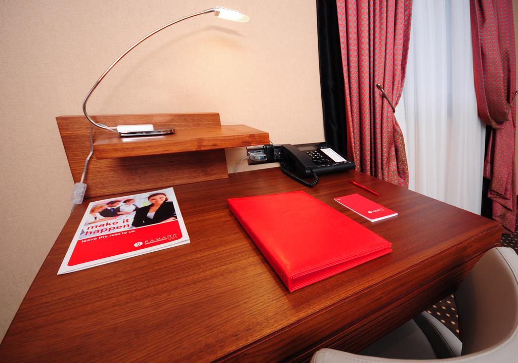 라마다 플라자 바이 윈덤 이즈미트 호텔 코자엘리 외부 사진 A typical hotel room desk