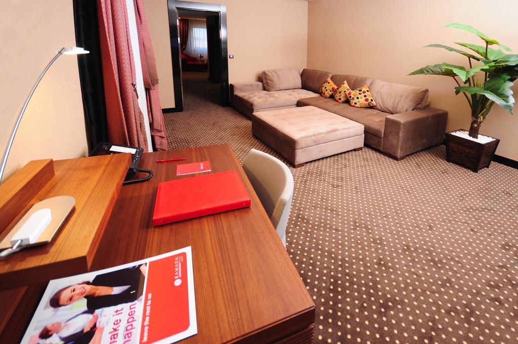 라마다 플라자 바이 윈덤 이즈미트 호텔 코자엘리 외부 사진 A suite at the hotel