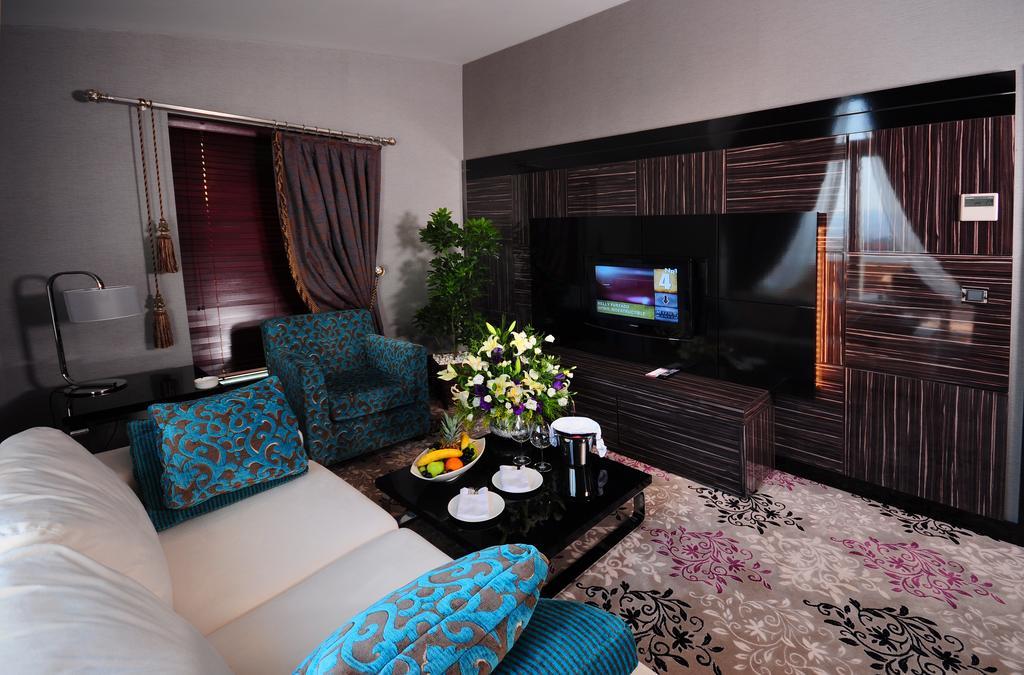 라마다 플라자 바이 윈덤 이즈미트 호텔 코자엘리 객실 사진 A living room