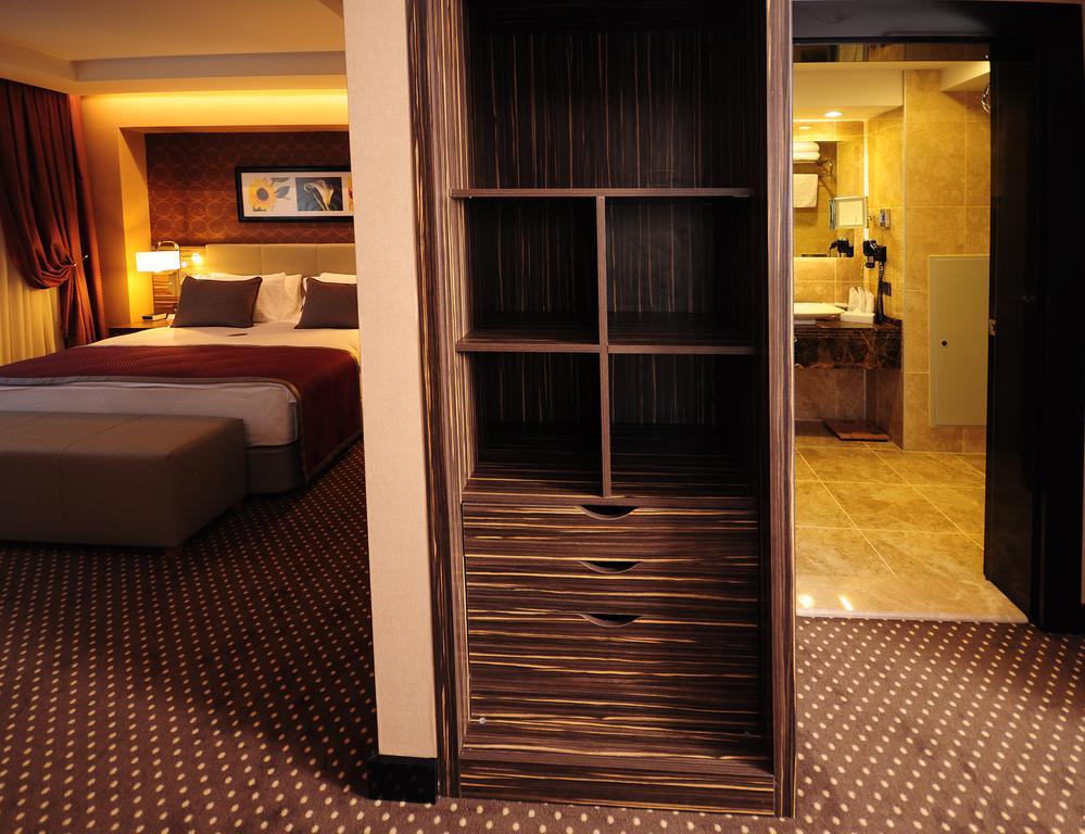 라마다 플라자 바이 윈덤 이즈미트 호텔 코자엘리 외부 사진 A room at the hotel
