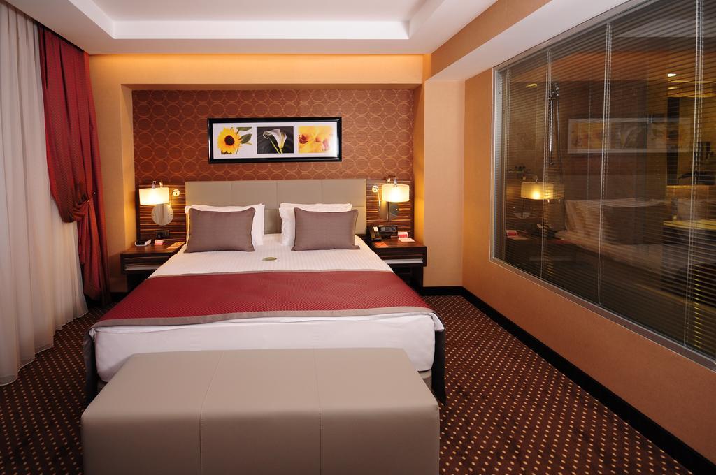 라마다 플라자 바이 윈덤 이즈미트 호텔 코자엘리 객실 사진 A room at the hotel