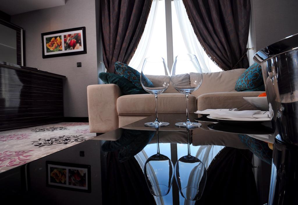 라마다 플라자 바이 윈덤 이즈미트 호텔 코자엘리 외부 사진 A living room