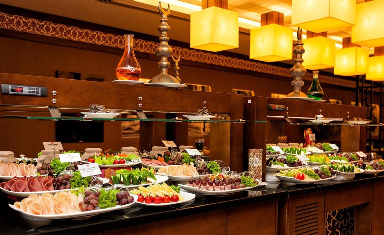 라마다 플라자 바이 윈덤 이즈미트 호텔 코자엘리 외부 사진 A buffet at a hotel