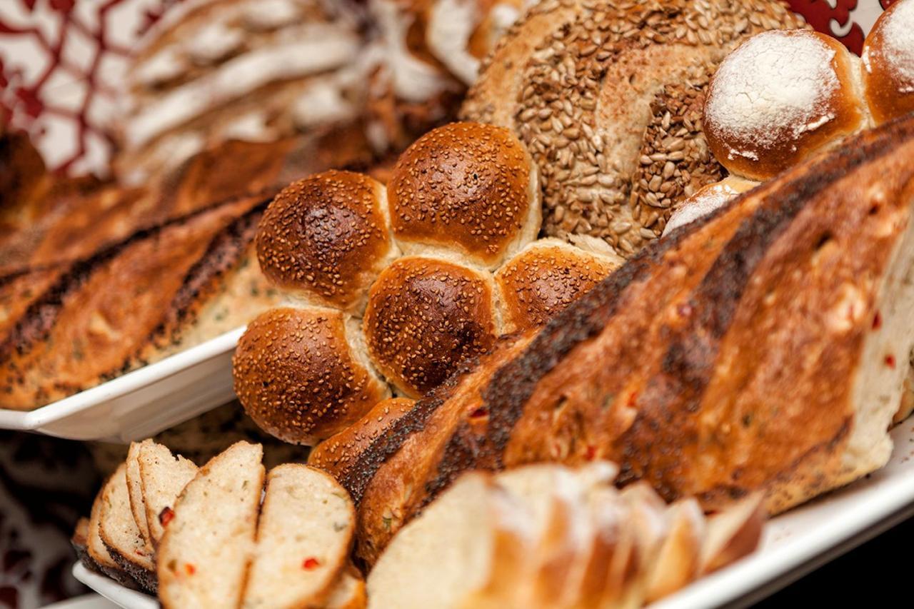 라마다 플라자 바이 윈덤 이즈미트 호텔 코자엘리 외부 사진 Assorted breads