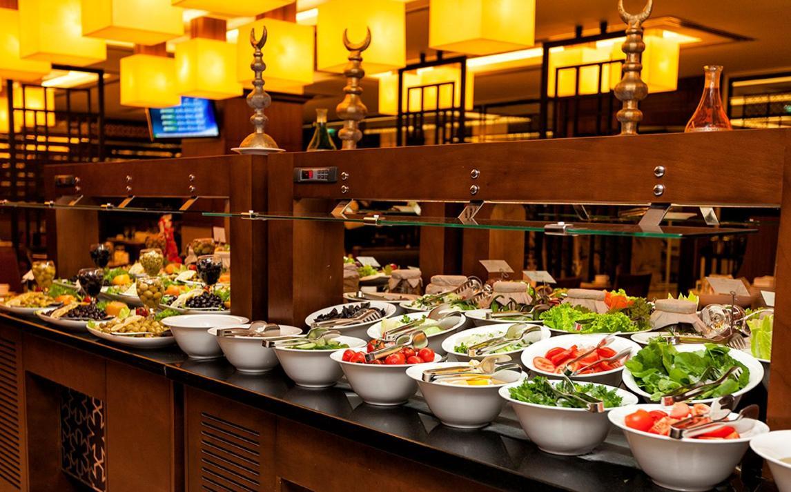 라마다 플라자 바이 윈덤 이즈미트 호텔 코자엘리 외부 사진 A salad bar